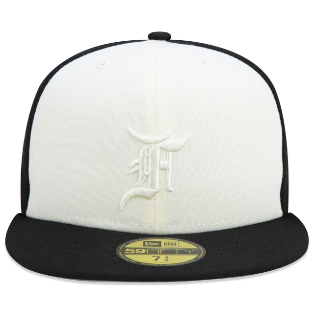 Boné 59FIFTY Fitted Essentials Fear Of God Aba Reta Preto Branco
