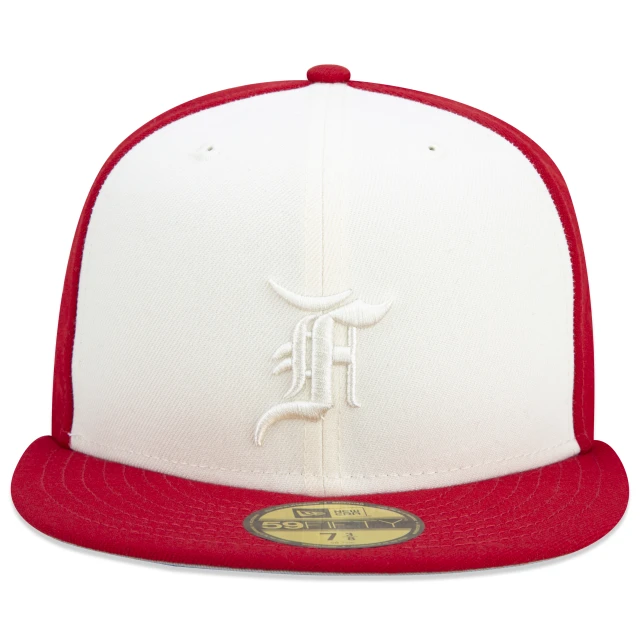 Boné 59FIFTY Fitted Essentials Fear Of God Aba Reta Vermelho Branco