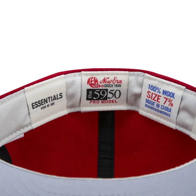 Boné 59FIFTY Fitted Essentials Fear Of God Aba Reta Vermelho Branco