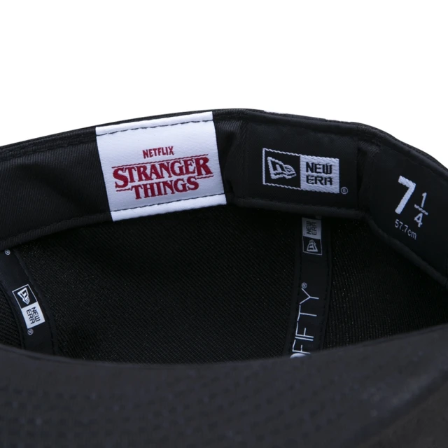 Boné 59FIFTY Stranger Things Netflix Fechado Aba Reta Preto