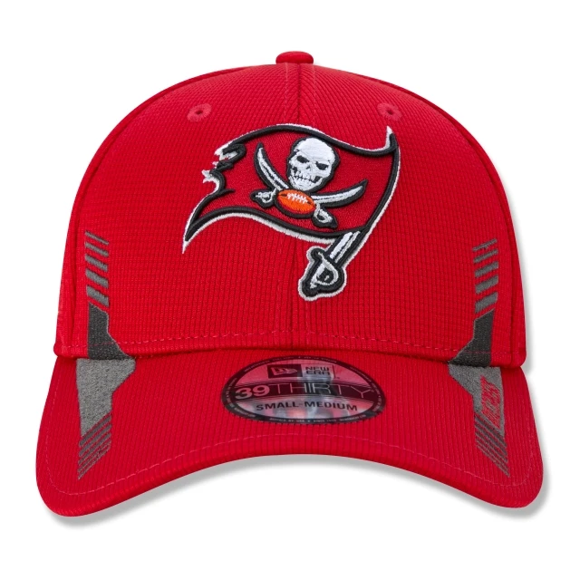 Boné 39THIRTY Tampa Bay Buccaneers Sideline Cold Weather Aba Curva Vermelho