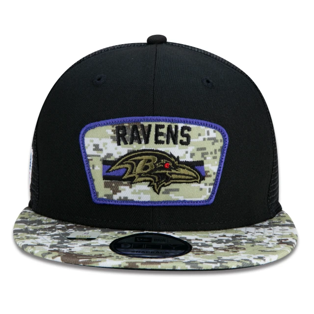 Boné 9FIFTY Trucker Baltimore Ravens Salute To Service NFL Snapback Aba Reta Preto