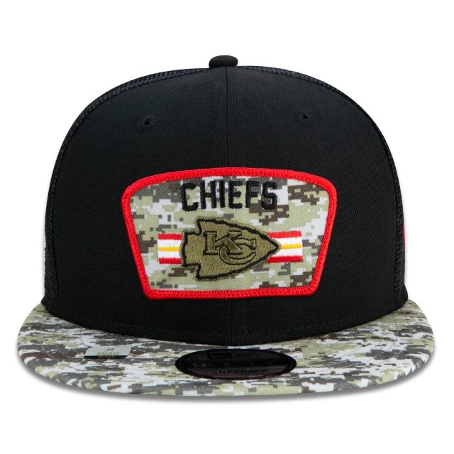 Boné 9FIFTY Trucker Kansas City Chiefs Salute To Service NFL Snapback Aba Reta Preto